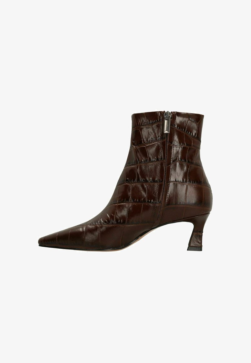 Bottine en cuir marron avec une texture crocodile, bout pointu et un petit talon stable. Équipée d'une fermeture éclair sur le côté.