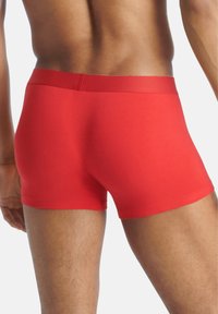 Röda bomullskalsonger med en mjuk textur och elastisk midja, med en figurnära design som slutar vid mitten av låret.