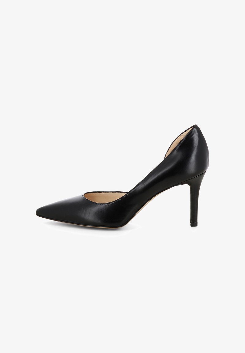 Zwarte leren high heel schoen met een spitse neus en uitsneden aan de zijkanten, met een slanke stilettohak en een gladde textuur.
