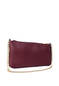 Burgunderfarbene Ledertasche mit glatter Oberfläche, Goldkettentragriemen, Reißverschluss und dezentem Logo in das Vorderteil geprägt.