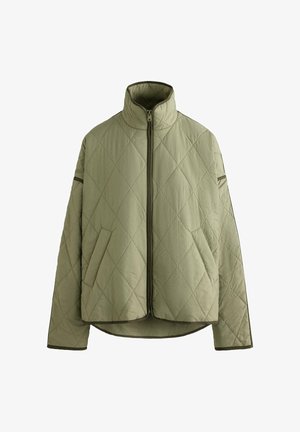 Hellgrüne Steppjacke mit hohem Kragen, Frontreißverschluss, Seitentaschen und Rautenmuster.