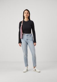 Gina Tricot COMFY MOM JEANS - Široke kavbojke - sky blue