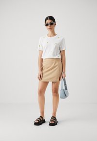 ONLY Petite ONLKETTY LIFE O NECK - Marškinėliai su spaudiniu - bright white