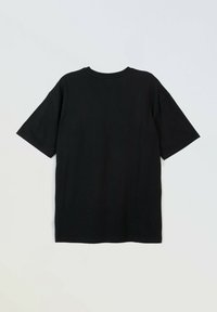 Czarna bawełniana koszulka z krótkim rękawem, okrągłym dekoltem i luźnym krojem. Jednolity kolor, gładka faktura, bez wzorów ani dodatkowych detali.