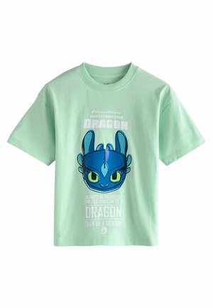 Mintgrünes Baumwoll-T-Shirt mit einem blauen Drachengrafik und gelben Augen sowie Text darunter. Kurze Ärmel und Rundhalsausschnitt.