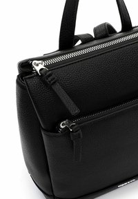 Czarna skórzana torebka o fakturowanej powierzchni, z dwiema zapinanymi na zamek komorami i solidnymi górnymi uchwytami. Projekt podkreślają srebrne elementy metalowe.