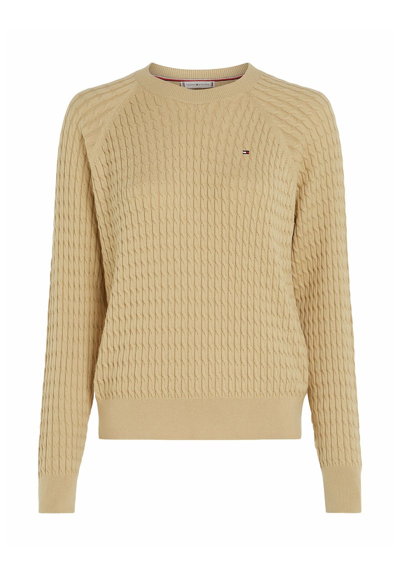 Beżowy sweter z teksturowanym wzorem w diamenty, okrągłym dekoltem oraz ściągaczami na mankietach i u dołu. Łatka z logo na piersi. Miękka tkanina.