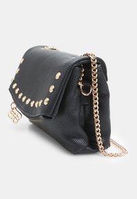 Borsa a tracolla in pelle nera con superficie texturizzata, borchie dorate lungo il flap e tracolla in catena dorata. Dotata di chiusura con cerniera.