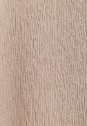 Beige stof met een verticale gerimpelde textuur en fijne, golvende lijnen die erdoorheen lopen.