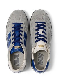 Paire de baskets en daim gris avec des rayures bleues et blanches, des lacets bleus, et le nom de la marque CAVAL sur les languettes et les semelles intérieures.