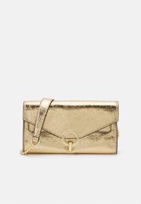 Goldfarbene Clutch-Tasche mit metallic Oberfläche, geometrischem Klappendesign, rundem goldfarbenem Schmuckstück und verstellbarem Kettenriemen.