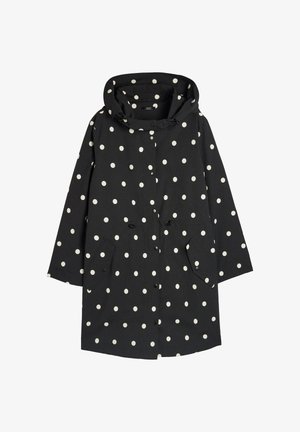 Czarny płaszcz w kropki, z kapturem, zapięciem na napy i dwiema przednimi kieszeniami. Wykonany z materiału o gładkiej strukturze. Kropki są duże i białe.