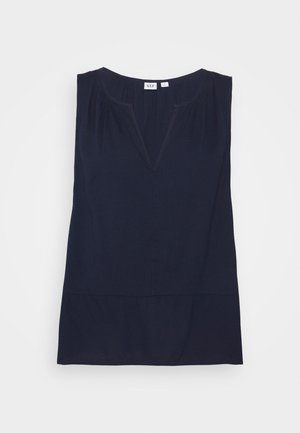 Navyblå ærmeløs bluse med subtile plisseringer, V-udskæring og samlet detalje ved skuldrene, lagt fladt på en hvid baggrund.