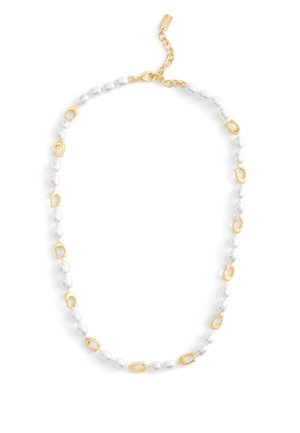 Collana di perle con perle bianche alternate a link ovali dorati. Completata con un gancio dorato e una catena regolabile per la regolazione della lunghezza.