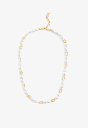 Perlenkette mit weißen Perlen, die mit goldenen ovalen Gliedern durchzogen sind. Abgeschlossen mit einem goldenen Verschluss und einer verstellbaren Kette zur Längenanpassung.