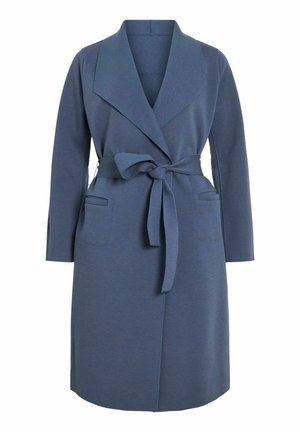 Manteau bleu avec un grand col, ceinture à nouer et deux poches avant ; fabriqué à partir d'un tissu doux et lisse ; design longueur genoux.