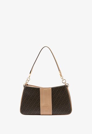 Bruine handtas met patroon, een lichtroze streep en merkopdruk. Heeft een gebogen vorm en een goudkleurige kettingband. Gladde textuur.