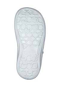 Biała guma podeszwy buta z wzorem gripu w kształcie serc, wytłoczone logo "superfit" oraz zaokrąglony brzeg dla wygody.