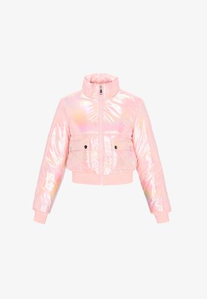 Jachetă pufosă roz, scurtă, cu guler înalt, fermoar frontal și două buzunare cu clapetă, prevăzute cu nasturi negri. Textură netedă și lucioasă.