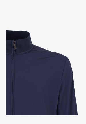 Granatowa kurtka z wysokim kołnierzem, przednim zamkiem błyskawicznym i gładkim materiałem, widoczna od górnej części klatki piersiowej do okolicy ramienia na białym tle.