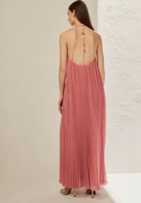 Next PREMIUM BEAD DETAIL - Maksikleit - coral pink