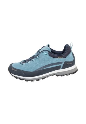 Helle blaue Wanderschuhe mit strukturierter Oberseite, dunkelblauen Akzenten und einer robusten Sohle. Zu den Merkmalen gehören eine Schnürverschluss-Design und eine verstärkte Zehenkappe.
