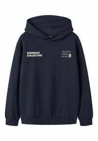 Mornarsko modra kapuca z vrátnim žepom, elastičnimi manšetami in dvema tiskanima logotipoma v svetlem bež na prsih in rokavu. Mehak tekstilni materiali.