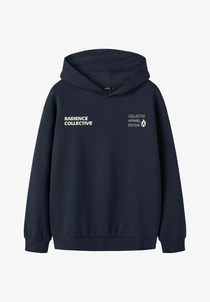 Mornarsko modra kapuca z vrátnim žepom, elastičnimi manšetami in dvema tiskanima logotipoma v svetlem bež na prsih in rokavu. Mehak tekstilni materiali.