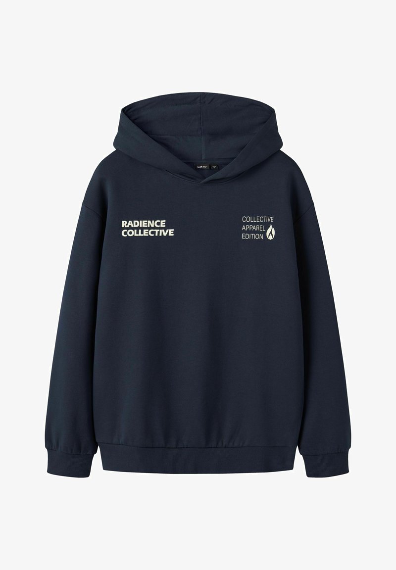 Mornarsko modra kapuca z vrátnim žepom, elastičnimi manšetami in dvema tiskanima logotipoma v svetlem bež na prsih in rokavu. Mehak tekstilni materiali.