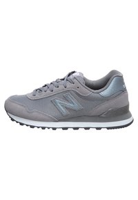 Scarpa sportiva grigia realizzata in materiale mesh e suede. Presenta una superficie texture, colletto imbottito e suola in gomma bianca con battistrada nera.
