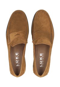 Braune Wildleder-Laternen mit einer glatten Textur, Mokassin-Stich und einer abgerundeten Spitze. Enthält ein dezentes Logo auf der Innensohle.