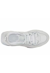Weißer Sportschuh mit einem glatten Lederoberteil, atmungsaktiver Mesh-Zunge, strukturiertem Boden und flachen Schnürsenkeln mit perforierten Details.