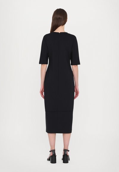 Schwarzes, figurbetontes Midikleid, kurze Ärmel, Reißverschluss hinten, glatte Textur, knielang, schlichtes Design mit taillierter Silhouette.