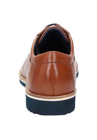 Scarpa in pelle marrone con finitura liscia, suola in gomma e accenti in navy a contrasto. Presenta una punta arrotondata e un design in rete traspirante.