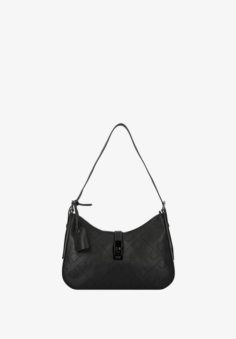 Borsa a tracolla in pelle nera con forma curva, texture liscia e motivo a cuore stampato. Presenta una tracolla e una chiusura con gancio.