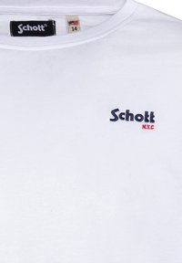 T-shirt di cotone bianco con colletto tondo, logo ricamato "Schott" in blu navy e "N.Y.C" in rosso. Etichetta di cura visibile all'interno del colletto.