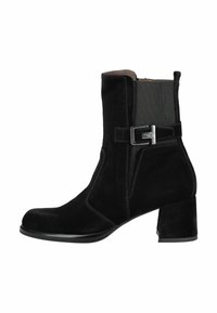 Stivale alla caviglia in suede nero con punta quadrata, pannelli laterali elasticizzati, tacco a blocco di altezza media e una fibbia argentata decorativa sul lato.
