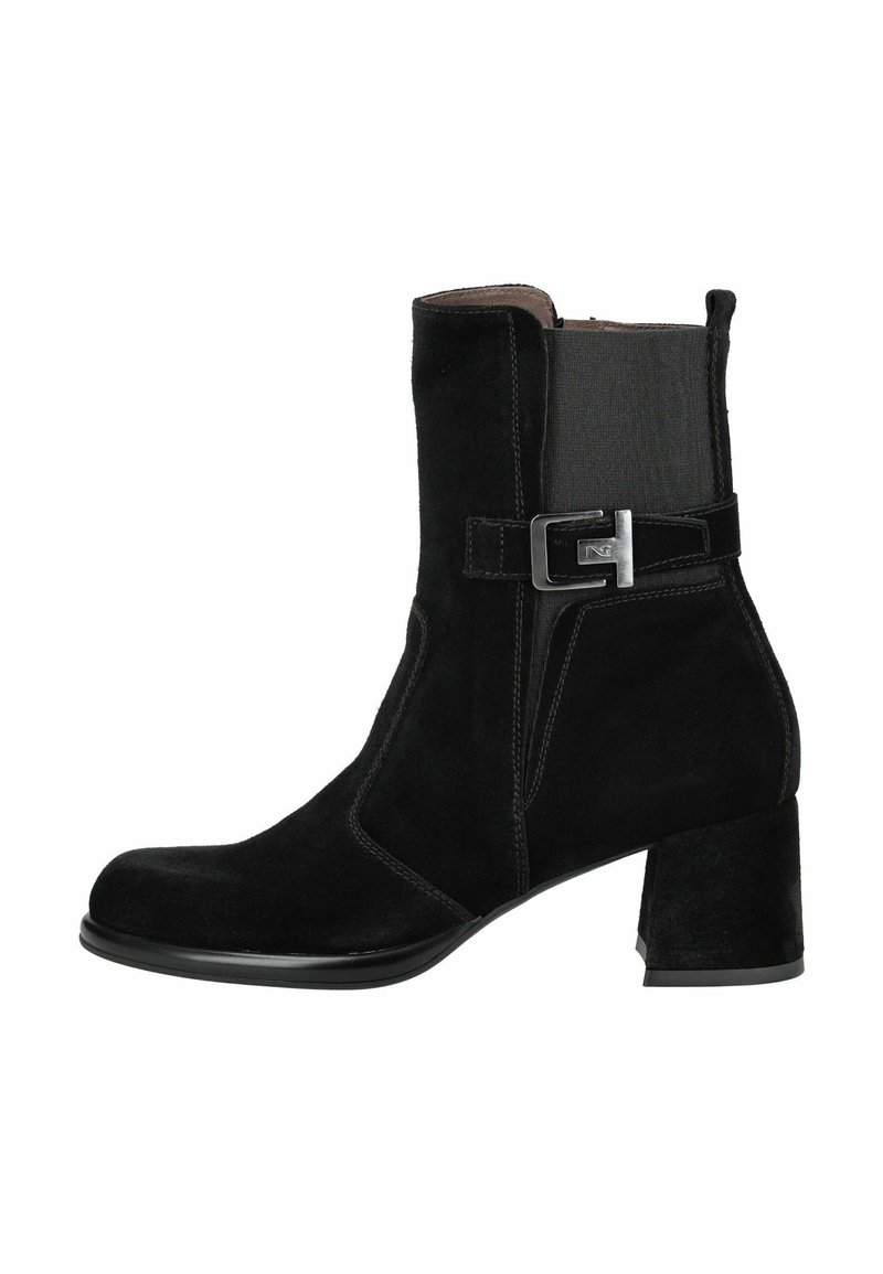 Stivale alla caviglia in suede nero con punta quadrata, pannelli laterali elasticizzati, tacco a blocco di altezza media e una fibbia argentata decorativa sul lato.