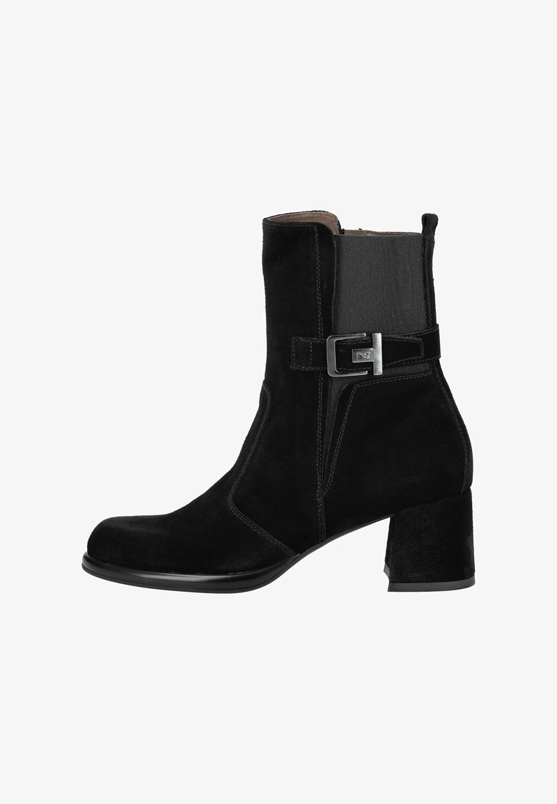 Černé semišové kotníkové boty se čtveratou špičkou, elastickými bočními panely, středně vysokým blokovým podpatkem a stříbrnou sponou na boku.