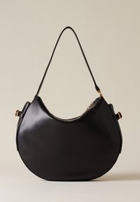 Borsa a tracolla in pelle nera con forma curva, tracolla sottile e dettagli in metallo dorato. Texture liscia e chiusura con zip.