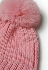 Berretto a maglia rosa con un morbido pon-pon sulla parte superiore, caratterizzato da una texture a coste e un tessuto soffice. Accentuato da un pon-pon rotondo e voluminoso.