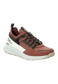 Scarpa sportiva rossa e grigia con tomaia in tessuto texture, sistema di lacci nero e suola intermedia bianca. Presenta una suola in gomma con grip.