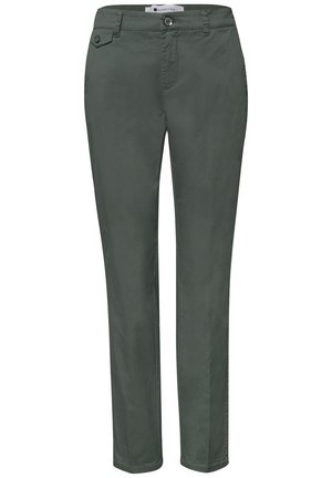 Proste spodnie w ciemnozielonym kolorze, z zapięciem na guzik i suwak, szlufkami na pasek oraz małą kieszonką z patką i guzikiem po prawej stronie z przodu.