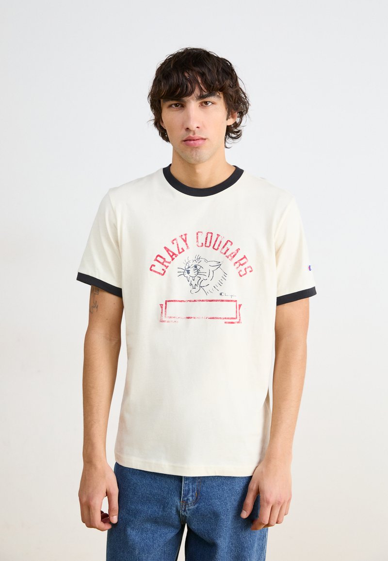 Tricou cu mâneci scurte, de culoare albă-crem, cu guler și manșete negre, având un imprimeu grafic roșu cu un cougar și textul "Crazy Cougars."