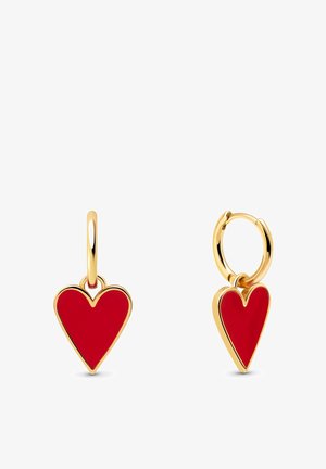 Les boucles d'oreilles en or ont des charms en forme de cœur en émail rouge. Les charms ont des finitions lisses avec un aspect brillant et une forme de cœur classique.