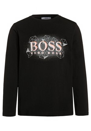 Chemise noire à manches longues avec le logo "BOSS HUGO BOSS" en formes géométriques roses et blanches derrière le texte sur la poitrine.