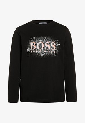 Sort langærmet skjorte med "BOSS HUGO BOSS" logo i pink og hvide geometriske former bag teksten på brystet.