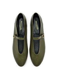 Olivgrüne Leder-Ballettschuhe mit offenem Oberteil, abgerundeter Zehenpartie und schwarzem Innenfutter. Verfügt über einen kleinen, goldenen Schnallenriemen an der Seite.