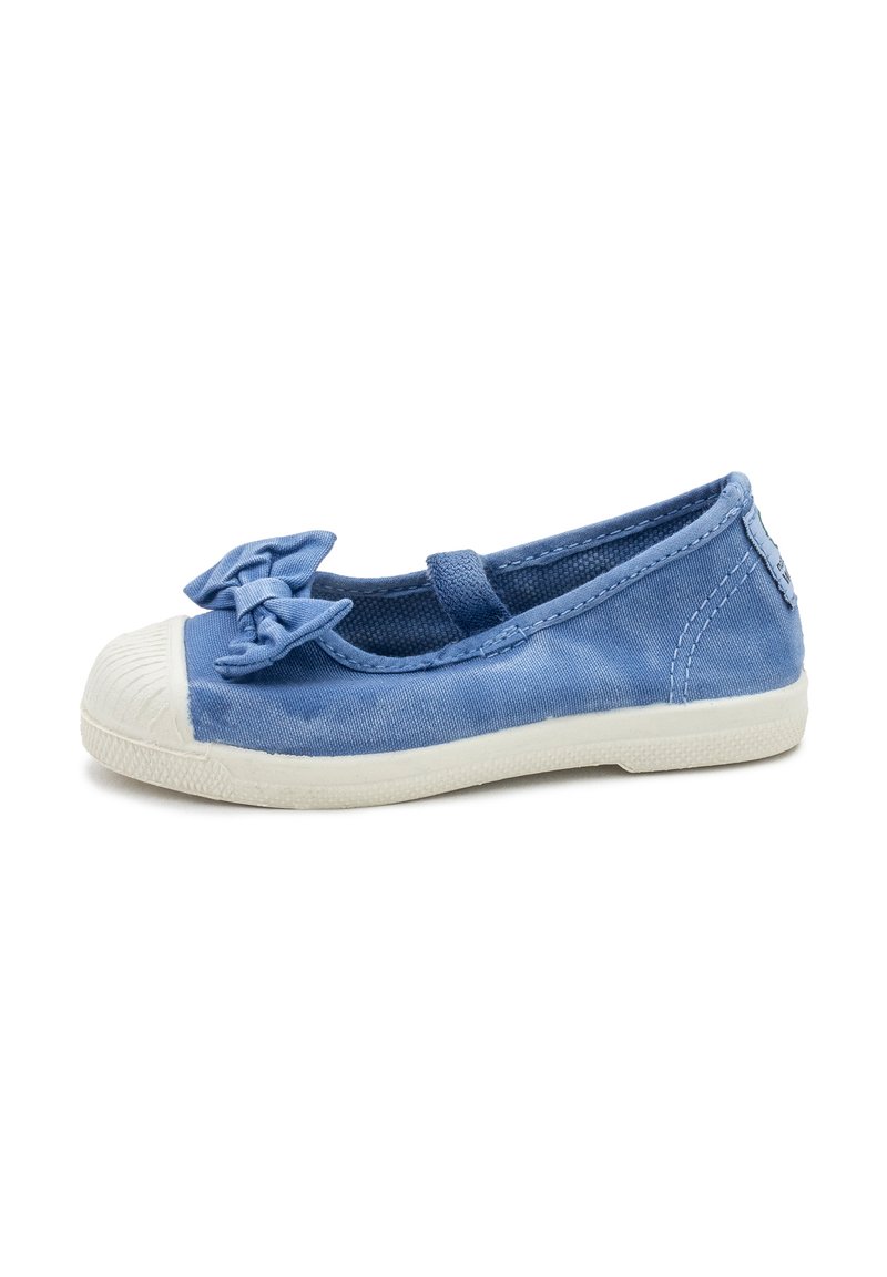 Ballerine in tela blu con dettaglio a fiocco, punta e suola in gomma bianca, caratterizzate da una parte superiore testurizzata e una cinghia elastica per una migliore vestibilità.