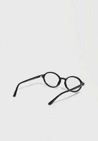 Czarne okulary o okrągłych oprawkach z przezroczystymi soczewkami. Wykonane z gładkiego, błyszczącego tworzywa sztucznego z cienkimi, zakrzywionymi zausznikami.